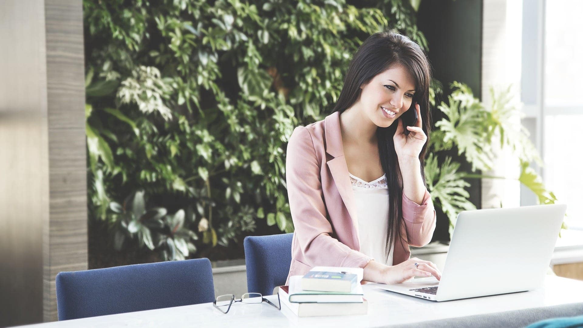 How Financial Services Can Provide a Superior Customer Experience With UniVoIP